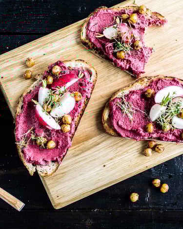 Stulle mit Rote-Bete-Hummus und Kichererbsen