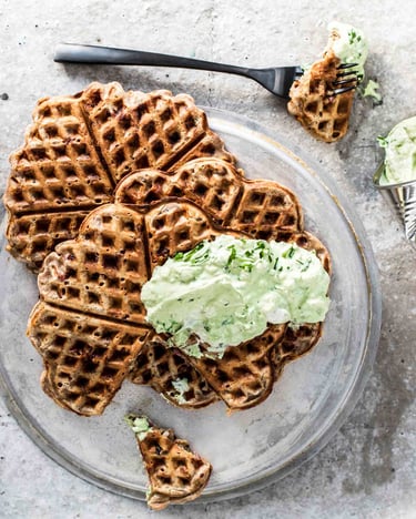 Käse-Bacon-Waffeln mit Kräuter-Senf-Dip