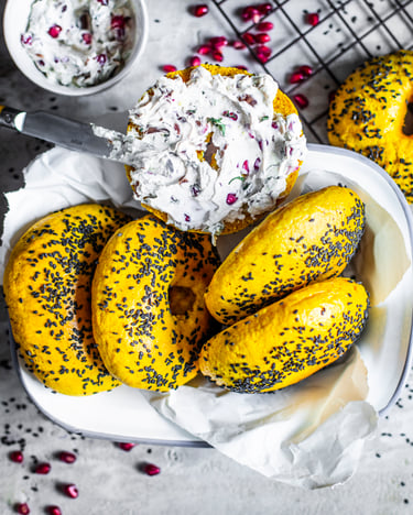 Kurkuma-Bagels mit Orient-Dip