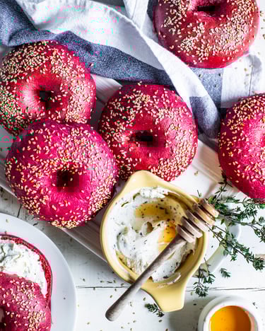 Leckere Bagel mit Rote Bete und einem cremigen Ziegenfrischkäse-Dip