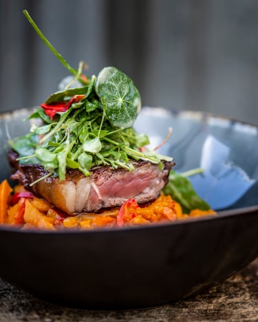 Rindersteak mit Kürbisstampf und Wildkräutersalat