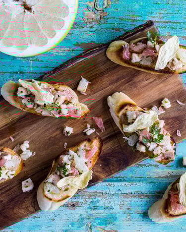 Raeucherforellen-Pomelo-Tatar mit Ingwerchips