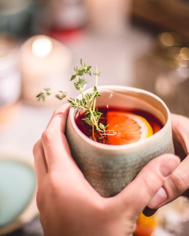 Früchtetee mit Orange, Thymian und Rum