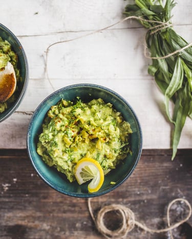 Avocadocreme mit Senf und Cornichons