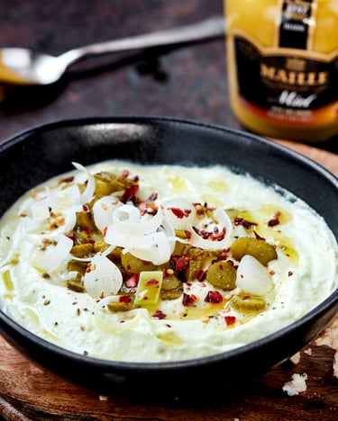 Lauch-Senf-Dip mit Honigsenf und Cornichons.