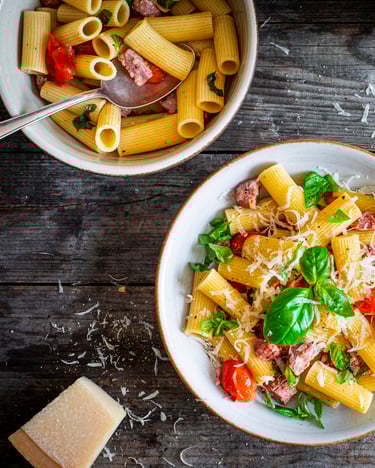 Nudeln-mit-Wurst-und-Kirschtomaten