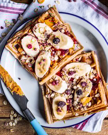 Beeren-Müsli-Waffeln mit Banane und Erdnussbutter