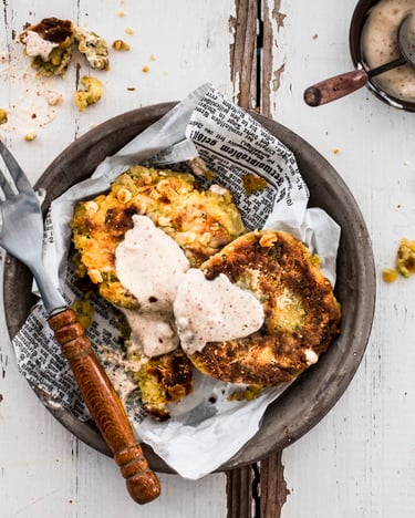 Würzige Linsenbratlinge aus roten Linsen, Zucchini und Haferflocken mit Joghurt-Dip.