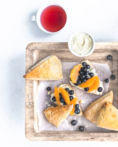 Scones-mit-Clotted-Cream-Orangen-und-Heidelbeeren