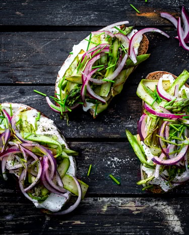 Spargelstulle mit Ziegenkäse