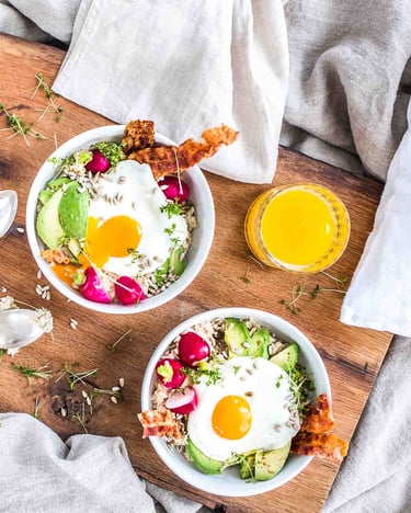 Herzhaftes Porridge mit Spiegelei und Avocado