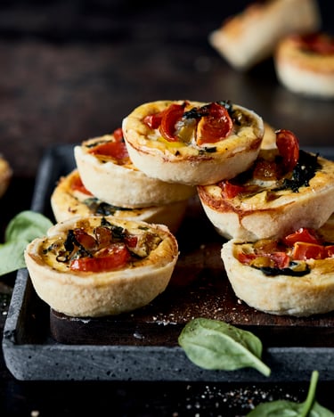Mini Quiches mit Spinat, Tomaten, Paprika und Dijon Senf.