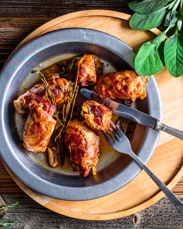 Pancetta-Röllchen Mit Hähnchen und Salsiccia