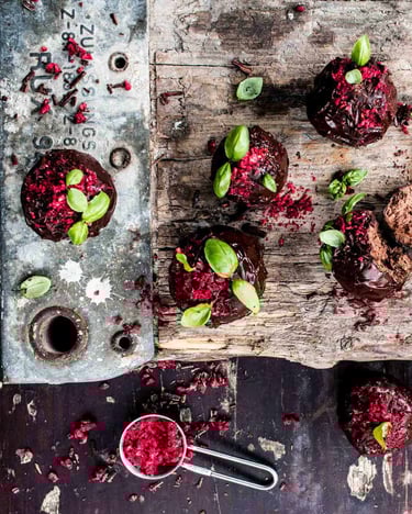 Basil Gin Kugeln mit Schokolade, Himbeeren und Basilikum.
