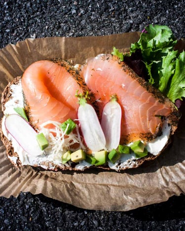 Bauernbrot-Stulle mit Graved Lachs und Avocado