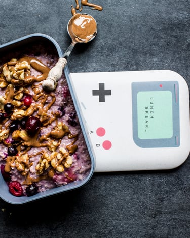Haferbrei mit Beeren und Mandelmus