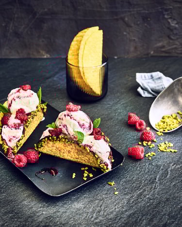 Vanille-Himbeer-Blutorangen-Eiscreme im Taco Shell