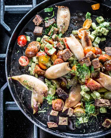 Tintenfischtuben gefüllt mit Apfelkeksen und Avocado-Tomatensalat.