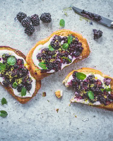 Brioche mit Ziegenfrischkäse und Beeren