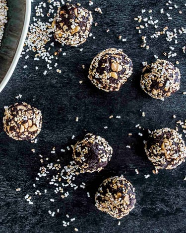 Energy Balls aus Datteln und Erdnussbutter.