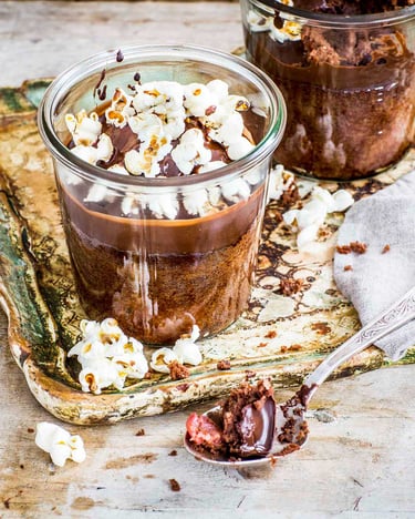 Schokoladenkuchen im Glas mit Kirschen
