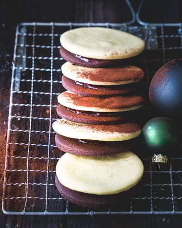 Doppeldecker-Cookies mit Erdbeerkonfitüre