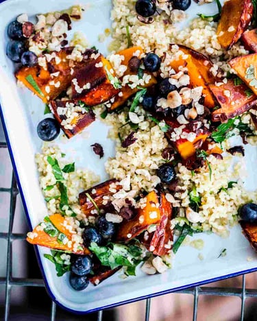 Gebackener Hokkaidokürbis mit Heidelbeeren auf Bulgur mit Haselnüssen und Honig.