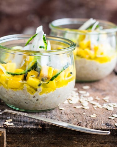 Vegane Overnight Oats mit Mango und Gurke
