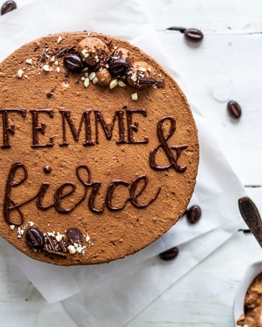 Torte mit Femme & Fierce Schokoladenschriftzug
