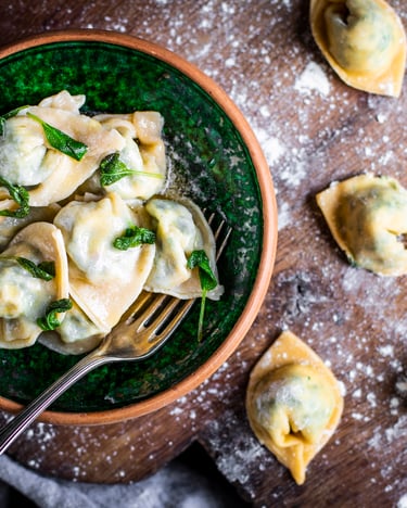 Tortellini mit Spinat-Ricotta-Füllung von oben