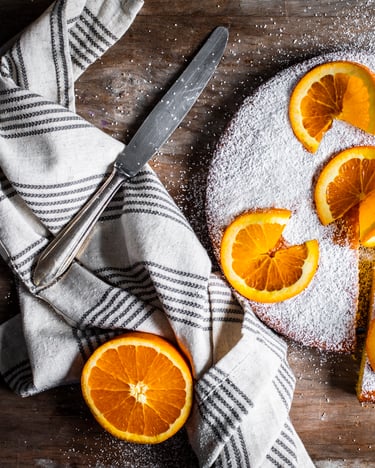 Torta all'arancia mit frischen Orangenscheiben dekoriert