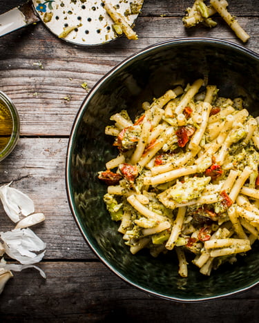 nudeln mit broccoli und getrockneten Tomaten