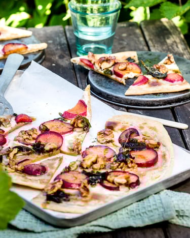 Süßer Flammkuchen mit Pflaume, Salbei-Honig und Zimt