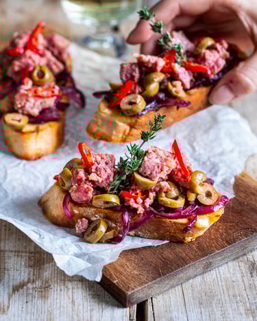 Bruschetta mit Salsiccia und karamellisierten Zwiebeln