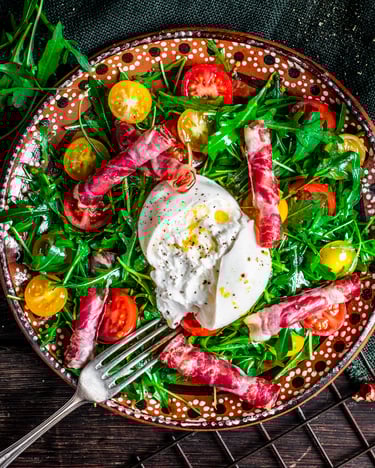 Burrata auf Rucolasalat mit Parmaschinken