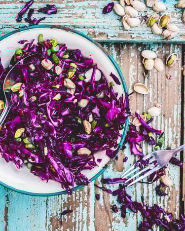 Rotkohlsalat mit Granatapfel und Pistazien