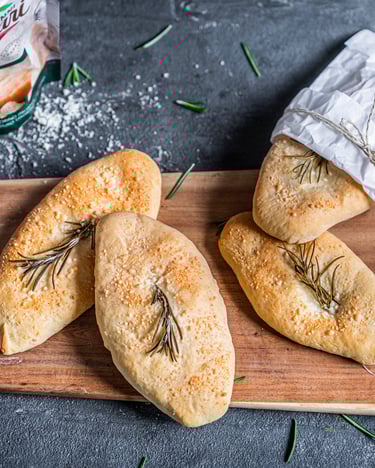 Snack-Focaccia mit Rosmarin und Salz auf Holzbrett