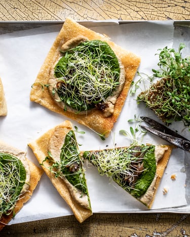 Pizza mit Cashew-Käse und Rucola-Senf-Pesto