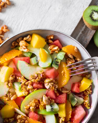 Obstsalat mit karamellisierten Nüssen