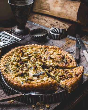 Klassische Quiche Lorraine mit Speck und Zwiebeln