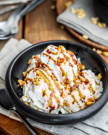 Mascarpone-Eis mit karamellisierten Pinienkernen