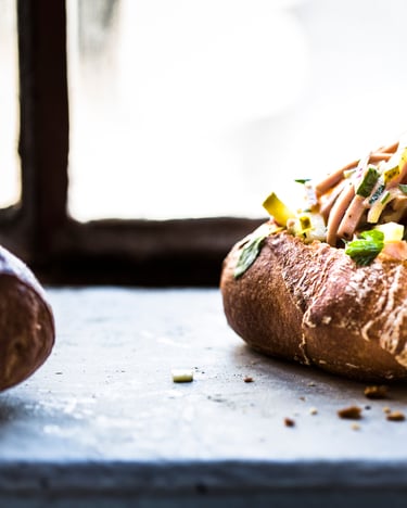 Wurst-Käse-Salat im Brotlaib