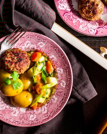Frikadelle mit Salzkartoffeln und Buttergemuese