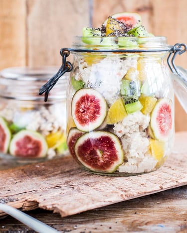 Veganes Porridge mit Chia und Früchten