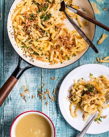 Käsespätzle mit Röstzwiebeln und Schnittlauch aus der Pfanne.
