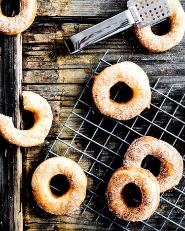Donuts mit Zucker und Zimt garniert