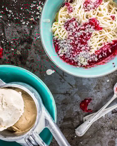 Spaghettieis selber machen mit Vanilleeis, Erdbeersauce, Sahne und Schokoraspeln