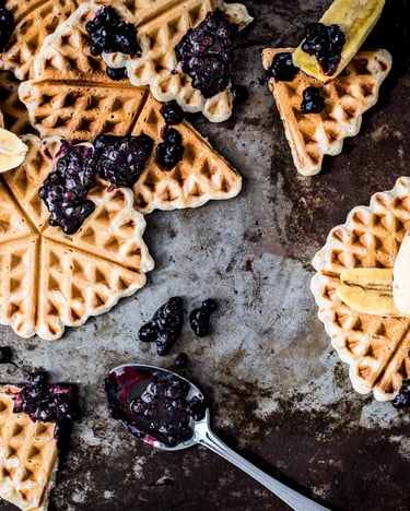 Vegane Bananenwaffeln aus dem Waffeleisen mit Mandelmilch und Heidelbeersauce.
