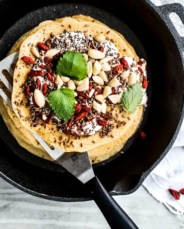 Glutenfreie und laktosefreie Pfannkuchen in der Pfanne
