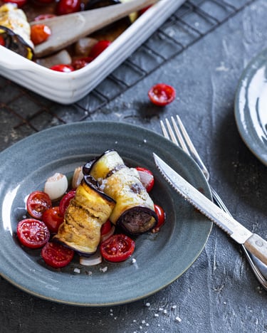 Aubergineninvoltini mit Hackfleischfüllung und Tomaten